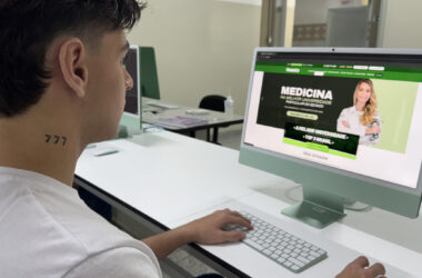 Estudante jovem acessa o site da Unoeste em um computador, visualizando informações sobre o Vestibular de Medicina. A imagem representa o interesse de adolescentes em começar a faculdade e buscar informações sobre vestibulares.