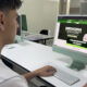 Estudante jovem acessa o site da Unoeste em um computador, visualizando informações sobre o Vestibular de Medicina. A imagem representa o interesse de adolescentes em começar a faculdade e buscar informações sobre vestibulares.