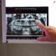 Professor e estudantes de Odontologia da Unoeste analisam radiografia panorâmica dos dentes durante aula prática em clínica odontológica da universidade.