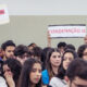 Público assiste simulação de julgamento com cartazes “Crime brutal” e “Condenação já” erguidos por participantes, em atividade acadêmica do curso de Direito da Unoeste.