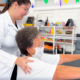 Estudante de Fisioterapia acompanha exercício de reabilitação com paciente idosa, demonstrando cuidado, técnica e aplicação prática da profissão.