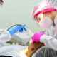 Estudantes de Odontologia da Unoeste realizam atendimento clínico supervisionado, utilizando equipamentos e técnicas profissionais durante procedimento odontológico em paciente
