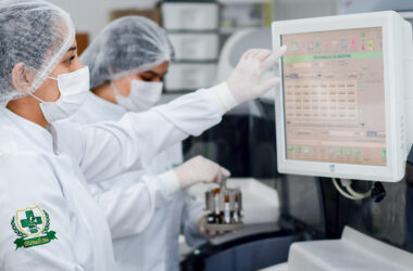Estudantes de Biomedicina realizando análises em laboratório com equipamentos modernos durante prática acadêmica.