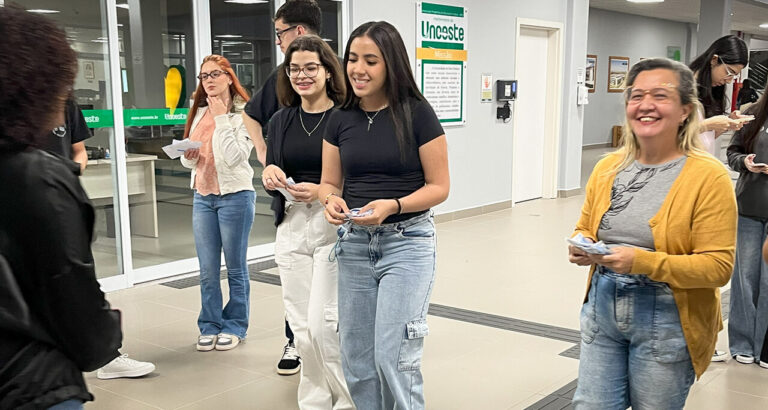 Alunos da Unoeste participam de ação de promoção da saúde mental no campus, atividade alinhada aos princípios da Psicologia Positiva e do bem-estar universitário.