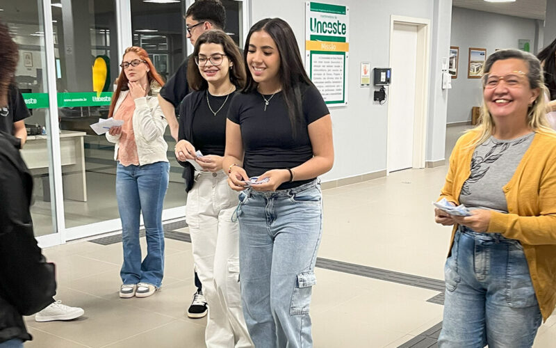 Alunos da Unoeste participam de ação de promoção da saúde mental no campus, atividade alinhada aos princípios da Psicologia Positiva e do bem-estar universitário.