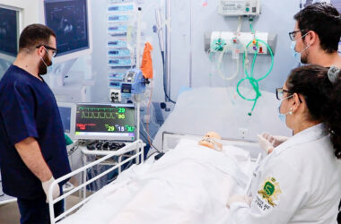 Estudantes de Medicina da Unoeste no campus de Jaú realizam atividade prática no Laboratório de Habilidades e Simulação, com uso de manequim de alta fidelidade em ambiente hospitalar.