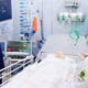 Estudantes de Medicina da Unoeste no campus de Jaú realizam atividade prática no Laboratório de Habilidades e Simulação, com uso de manequim de alta fidelidade em ambiente hospitalar.