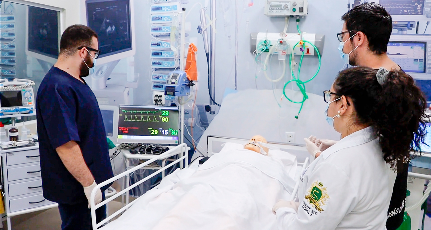 Estudantes de Medicina da Unoeste no campus de Jaú realizam atividade prática no Laboratório de Habilidades e Simulação, com uso de manequim de alta fidelidade em ambiente hospitalar.