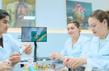 Alunas em laboratório moderno da Unoeste durante aula prática, utilizando recursos tecnológicos e modelos anatômicos. A imagem representa a infraestrutura de ponta e o compromisso da universidade privada com inovação e ensino de qualidade.