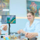Alunas em laboratório moderno da Unoeste durante aula prática, utilizando recursos tecnológicos e modelos anatômicos. A imagem representa a infraestrutura de ponta e o compromisso da universidade privada com inovação e ensino de qualidade.