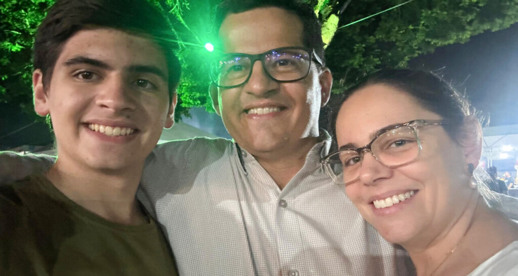 Pedro Rossatto Barbosa, futuro aluno de Medicina da Unoeste, ao lado dos pais em momento de comemoração familiar.