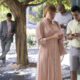 Pessoas usando smartphones em ambiente urbano, cena do episódio Nosedive da terceira temporada de Black Mirror, que aborda redes sociais, avaliações digitais e comportamento social mediado por tecnologia.