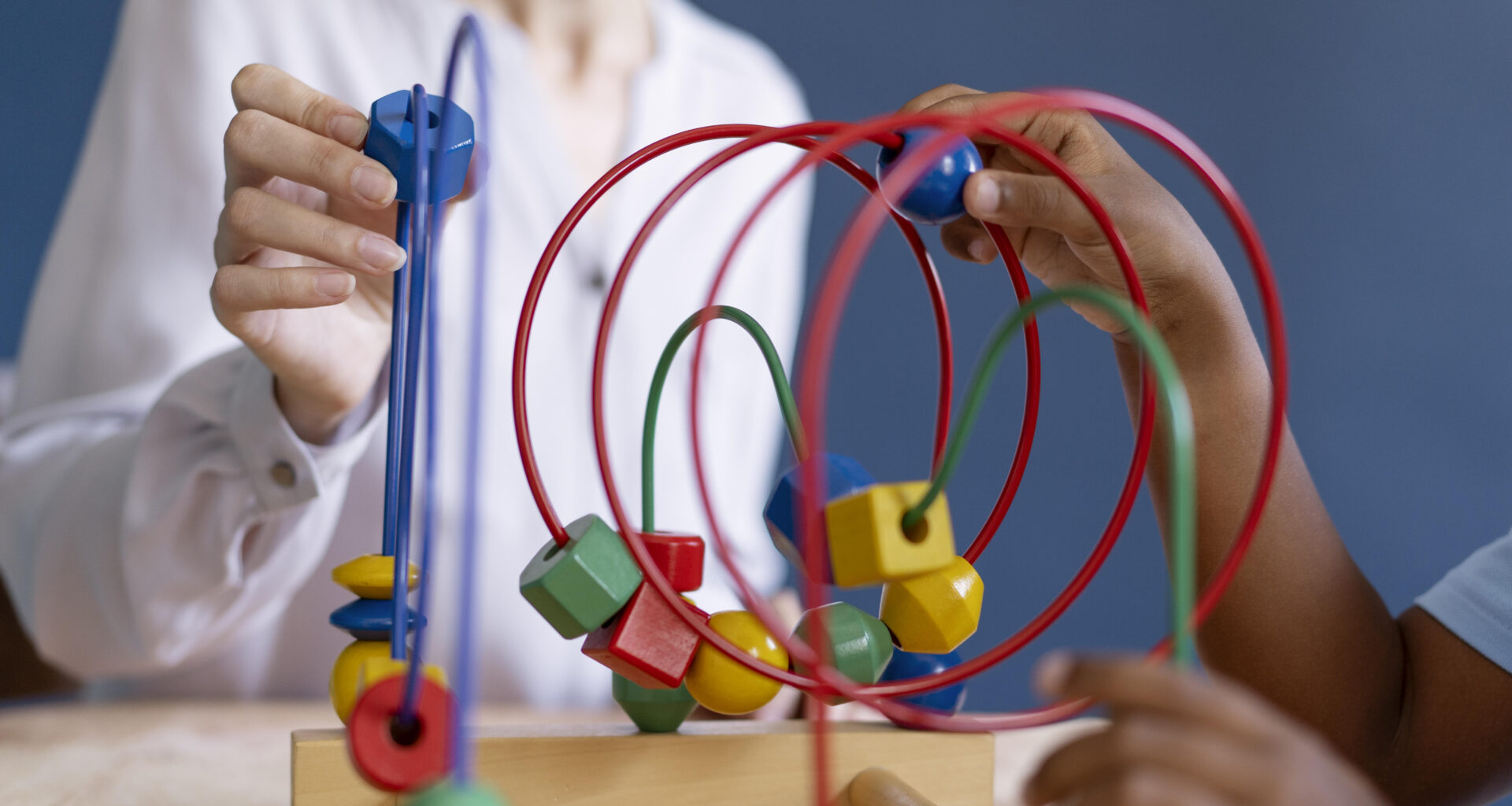 Atividade de Terapia Ocupacional com criança utilizando brinquedo educativo para estímulo da coordenação motora e habilidades cognitivas