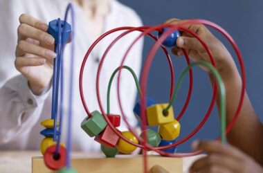 Atividade de Terapia Ocupacional com criança utilizando brinquedo educativo para estímulo da coordenação motora e habilidades cognitivas