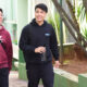 Três jovens utilizando mochilas e sorrindo caminham pelo campus da Unoeste.