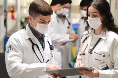 Alunos da graduação em Medicina da Unoeste durante o internato médico no Hospital Regional de Presidente Prudente, vivenciando a prática clínica em ambiente hospitalar.
