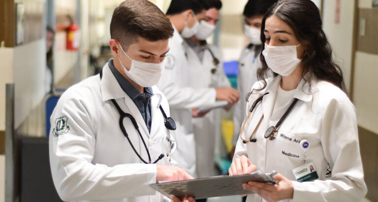 Alunos da graduação em Medicina da Unoeste durante o internato médico no Hospital Regional de Presidente Prudente, vivenciando a prática clínica em ambiente hospitalar.