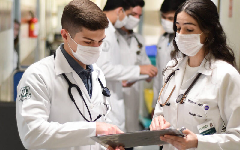 Alunos da graduação em Medicina da Unoeste durante o internato médico no Hospital Regional de Presidente Prudente, vivenciando a prática clínica em ambiente hospitalar.