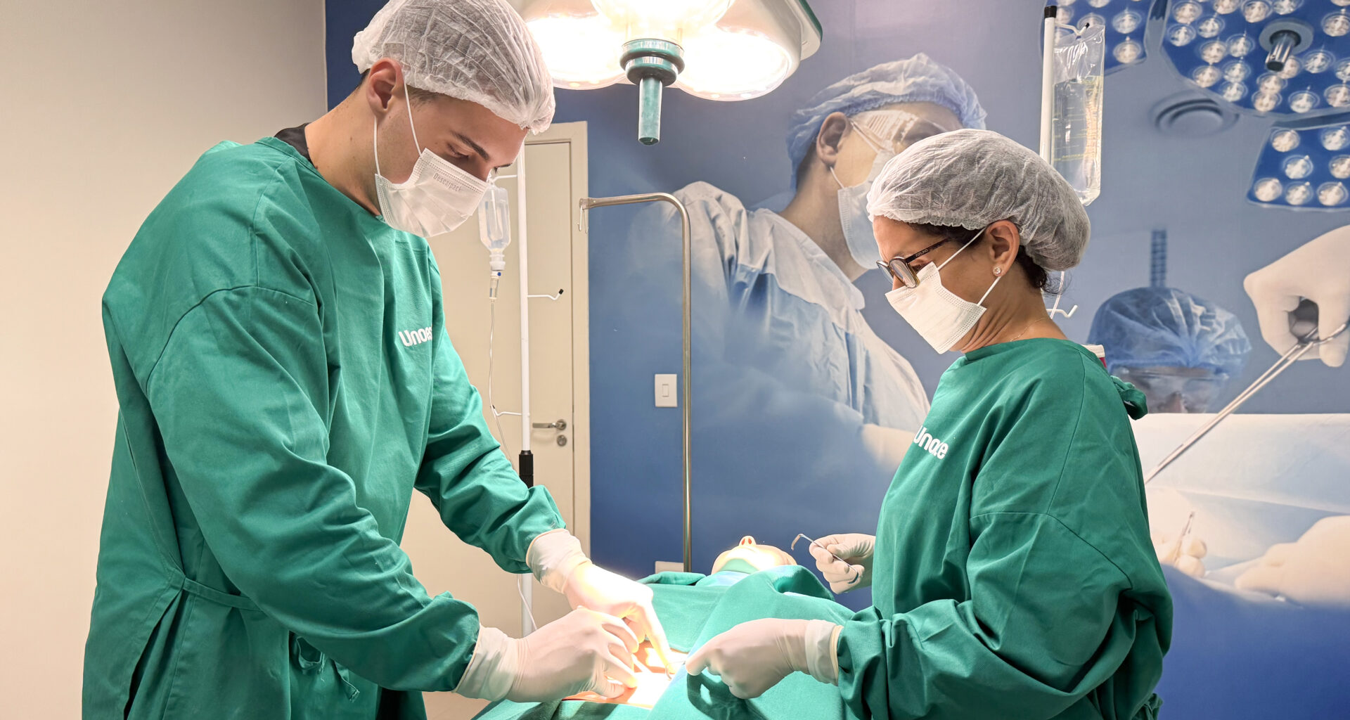 Estudantes de Medicina da Unoeste participam de atividade prática em ambiente cirúrgico didático, integrando teoria e prática na graduação.