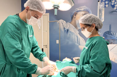 Estudantes de Medicina da Unoeste participam de atividade prática em ambiente cirúrgico didático, integrando teoria e prática na graduação.