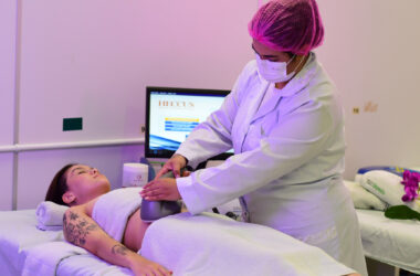 Estudante de Estética e Cosmética da Unoeste realiza procedimento corporal com equipamento em paciente, em clínica-escola da Unoeste, durante aula prática supervisionada.