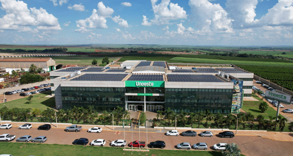 Vista aérea da Unoeste em Jaú com prédio acadêmico, estacionamento e área verde ao redor.