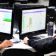 Estudantes de Sistemas de Informação da Unoeste em laboratório de informática, utilizando computadores para desenvolver e testar sistemas e aplicações digitais durante atividade prática.