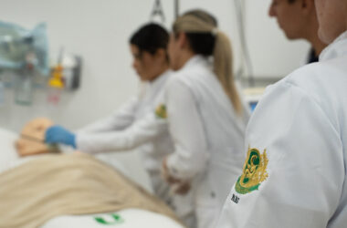 Estudantes de Enfermagem da Unoeste acompanham prática de atendimento em laboratório, simulando cuidados com paciente em ambiente hospitalar.