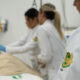 Estudantes de Enfermagem da Unoeste acompanham prática de atendimento em laboratório, simulando cuidados com paciente em ambiente hospitalar.