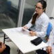 Estudantes de Medicina da Unoeste atendendo paciente durante consulta em ambiente clínico universitário, em atividade prática de formação na área da saúde.