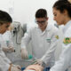 Estudantes de Enfermagem da Unoeste realizam treinamento prático em laboratório, utilizando manequim para simulação de atendimento com suporte respiratório, em ambiente hospitalar.