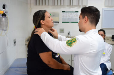 Estudante de Medicina da Unoeste realizando atendimento clínico supervisionado em paciente durante atividade prática em ambulatório universitário.