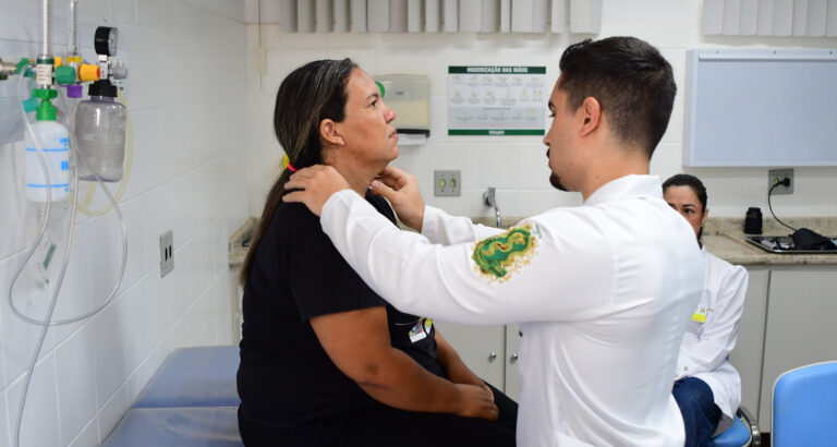 Estudante de Medicina da Unoeste realizando atendimento clínico supervisionado em paciente durante atividade prática em ambulatório universitário.