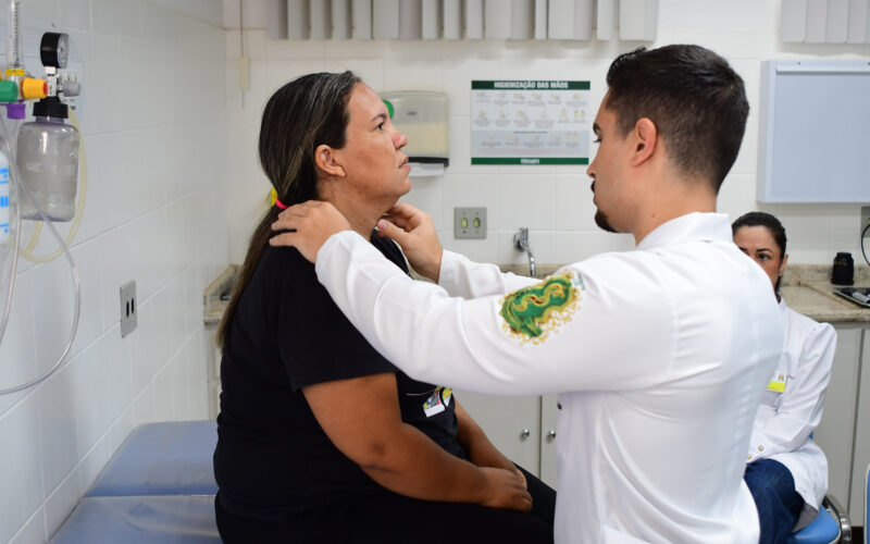 Estudante de Medicina da Unoeste realizando atendimento clínico supervisionado em paciente durante atividade prática em ambulatório universitário.