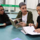 Estudantes reunidas em sala de estudos da Unoeste, lendo livros e debatendo conteúdos relacionados à Psicologia e comportamento humano.