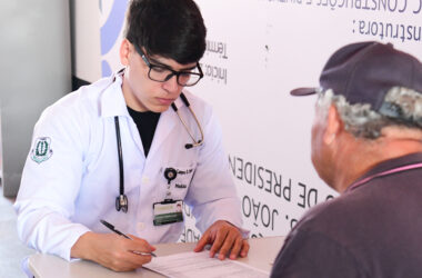 Estudante de Medicina da Unoeste realiza atendimento e coleta de informações de um paciente idoso durante atividade prática voltada ao cuidado humanizado em saúde.