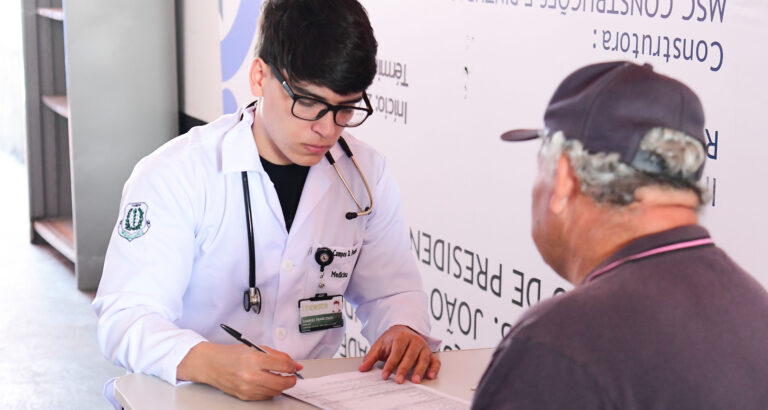 Estudante de Medicina da Unoeste realiza atendimento e coleta de informações de um paciente idoso durante atividade prática voltada ao cuidado humanizado em saúde.