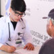 Estudante de Medicina da Unoeste realiza atendimento e coleta de informações de um paciente idoso durante atividade prática voltada ao cuidado humanizado em saúde.