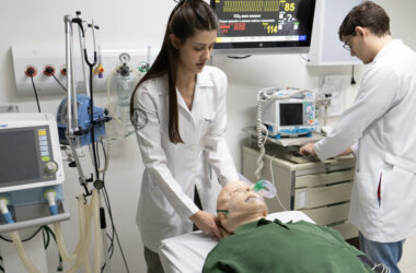 Estudantes de Medicina da Unoeste realizam treinamento em laboratório de simulação clínica, utilizando manequim de atendimento avançado e equipamentos hospitalares para praticar procedimentos de emergência e cuidados intensivos.