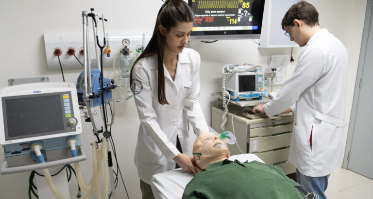 Estudantes de Medicina da Unoeste realizam treinamento em laboratório de simulação clínica, utilizando manequim de atendimento avançado e equipamentos hospitalares para praticar procedimentos de emergência e cuidados intensivos.