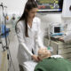Estudantes de Medicina da Unoeste realizam treinamento em laboratório de simulação clínica, utilizando manequim de atendimento avançado e equipamentos hospitalares para praticar procedimentos de emergência e cuidados intensivos.