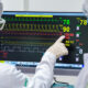 Estudantes de Medicina da Unoeste analisam monitor multiparamétrico durante atividade prática em laboratório de simulação clínica, observando sinais vitais e parâmetros utilizados no acompanhamento de pacientes.