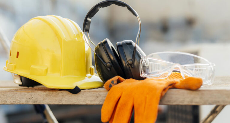 Equipamentos de proteção individual (EPIs), como capacete, óculos, protetor auricular e luvas, utilizados na prevenção de acidentes de trabalho e na promoção da segurança no ambiente laboral.