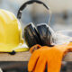 Equipamentos de proteção individual (EPIs), como capacete, óculos, protetor auricular e luvas, utilizados na prevenção de acidentes de trabalho e na promoção da segurança no ambiente laboral.