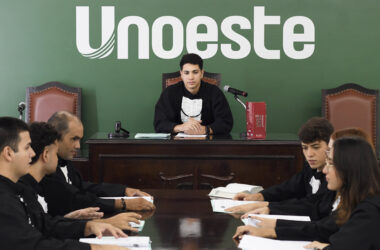 Estudantes do curso de Direito da Unoeste participam de atividade prática em tribunal do júri, simulando uma audiência jurídica.