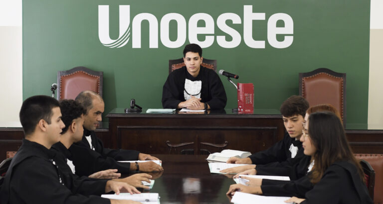 Estudantes do curso de Direito da Unoeste participam de atividade prática em tribunal do júri, simulando uma audiência jurídica.