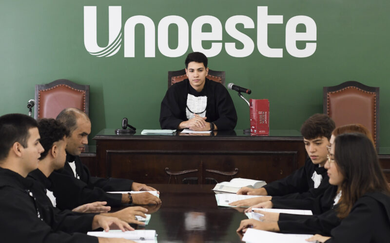 Estudantes do curso de Direito da Unoeste participam de atividade prática em tribunal do júri, simulando uma audiência jurídica.