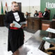 Estudantes do curso de Direito participam de atividade prática em tribunal simulado da Unoeste, com apresentação diante da bancada de julgamento.