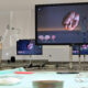 Laboratório de Medicina da Unoeste com telas digitais exibindo modelo 3D do cérebro humano e bancadas com instrumentos utilizados em atividades práticas.