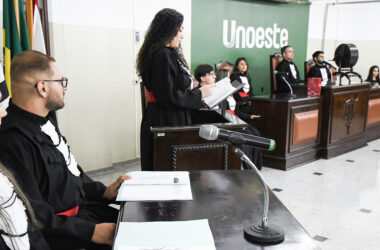 Estudantes do curso de Direito participam de atividade prática em tribunal simulado da Unoeste, com júri, tribuna e bancada de julgamento.